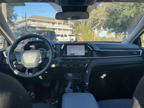 Used 2025 Toyota Camry LE image 32