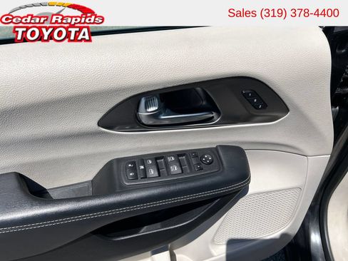 Used 2023 Chrysler Pacifica Touring-L FWD image 11