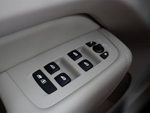 Certified 2024 Volvo XC60 T8 Ultimate w/ Protection Package Premier image 8