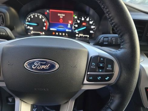Used 2022 Ford Explorer XLT image 18