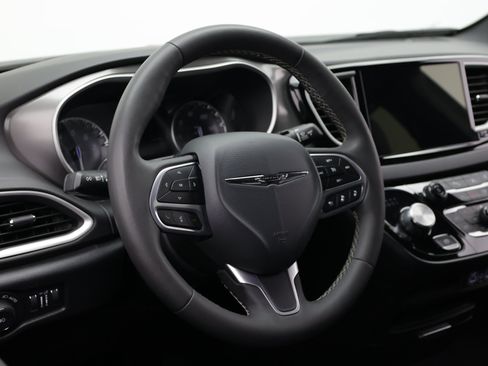 Used 2025 Chrysler Pacifica Select FWD image 12