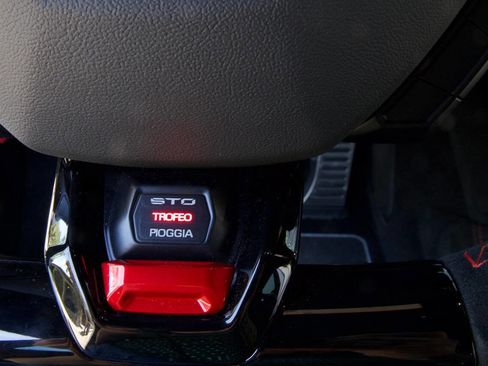 Used 2023 Lamborghini Huracan STO RWD image 10
