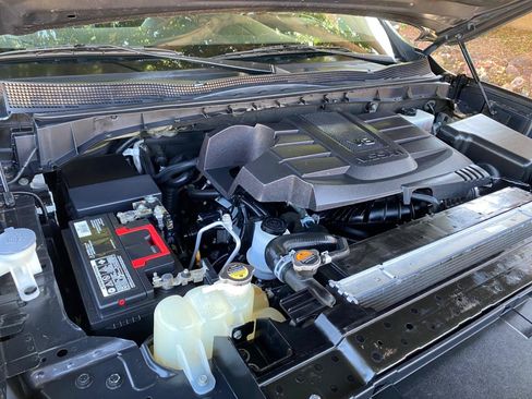 Used 2021 Nissan Titan SV w/ SV Convenience Package RWD image 9