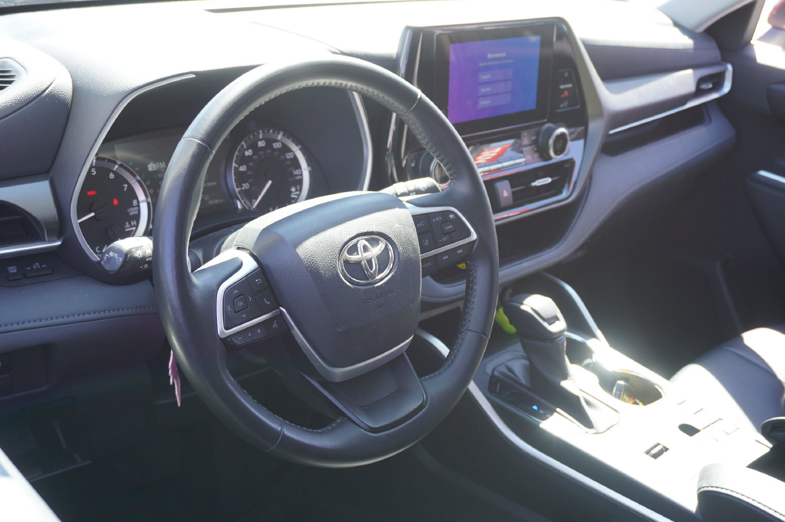 Used 2023 Toyota Highlander XLE FWD image 6
