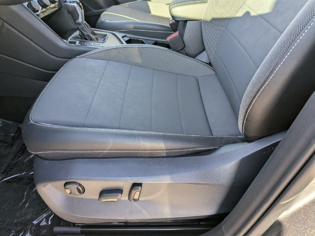 Certified 2023 Volkswagen Taos SE w/ Black Wheel Package FWD image 16