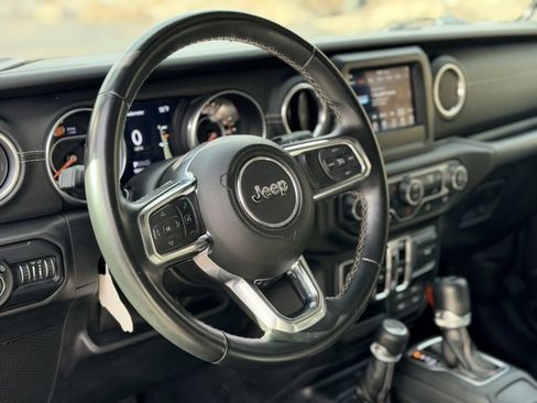 Used 2018 Jeep Wrangler Unlimited Sahara image 7