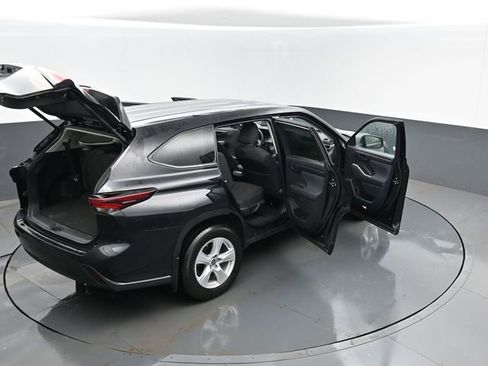 Used 2024 Toyota Highlander LE image 27
