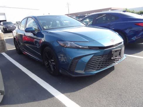 Used 2025 Toyota Camry SE FWD image 3