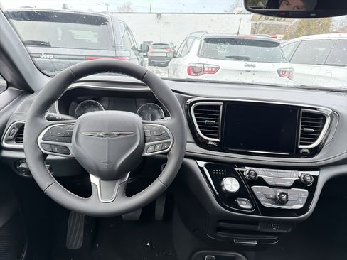 New 2026 Chrysler Pacifica Select image 12