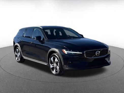 Used 2025 Volvo V60 B5 Cross Country Plus image 3