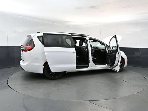 Used 2025 Chrysler Pacifica Limited FWD image 26