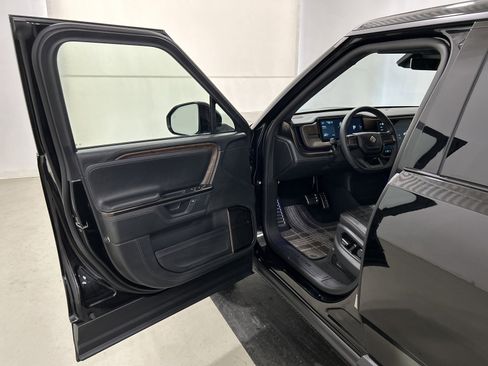 Used 2025 Rivian R1S Premium image 16