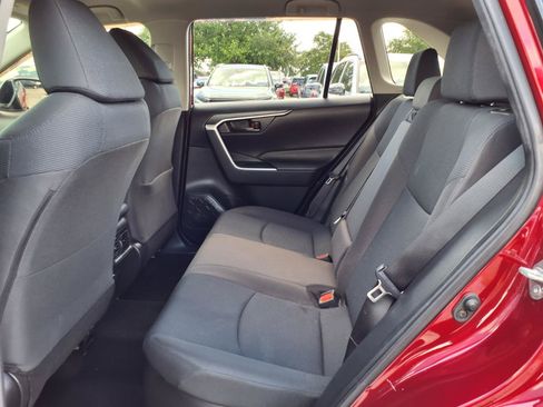 Used 2022 Toyota RAV4 LE AWD/4WD image 18