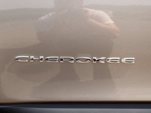 Used 2019 Jeep Cherokee Latitude Plus w/ Comfort/Convenience Group AWD/4WD image 11