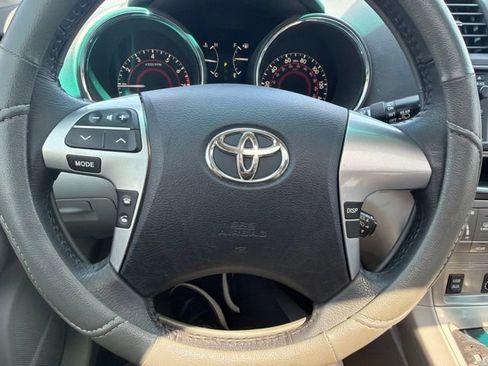 Used 2013 Toyota Highlander SE FWD image 16