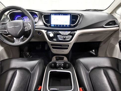 Used 2024 Chrysler Pacifica Touring-L FWD image 3