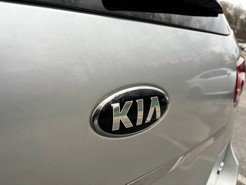 Used 2017 Kia Sedona LX w/ LX Essentials Premium Package image 11