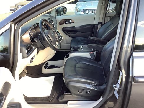 Used 2017 Chrysler Pacifica Touring-L Plus FWD image 9