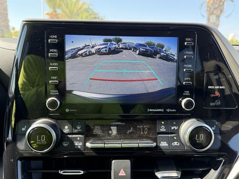 Used 2022 Toyota Highlander XLE AWD/4WD image 44