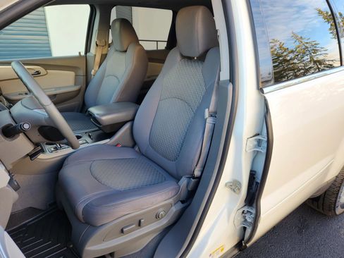 Used 2011 Chevrolet Traverse LT w/ Personal Connectivity Package image 7