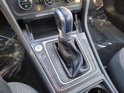 Used 2018 Volkswagen e-Golf SE image 22