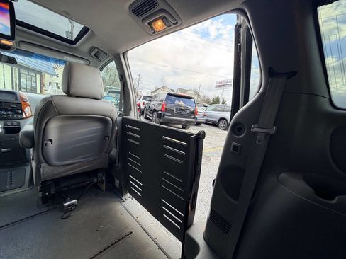 Used 2010 Toyota Sienna XLE Limited image 43