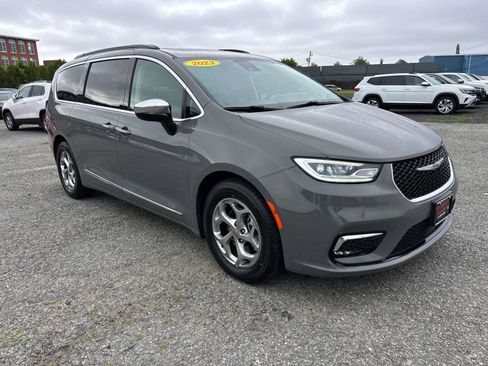 Used 2023 Chrysler Pacifica Limited image 3