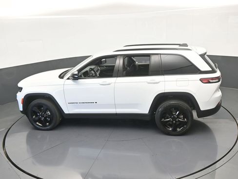 Used 2024 Jeep Grand Cherokee Altitude image 48