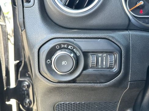 Used 2019 Jeep Wrangler Unlimited Sahara AWD/4WD image 27