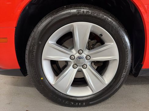 Used 2019 Dodge Challenger SXT image 4