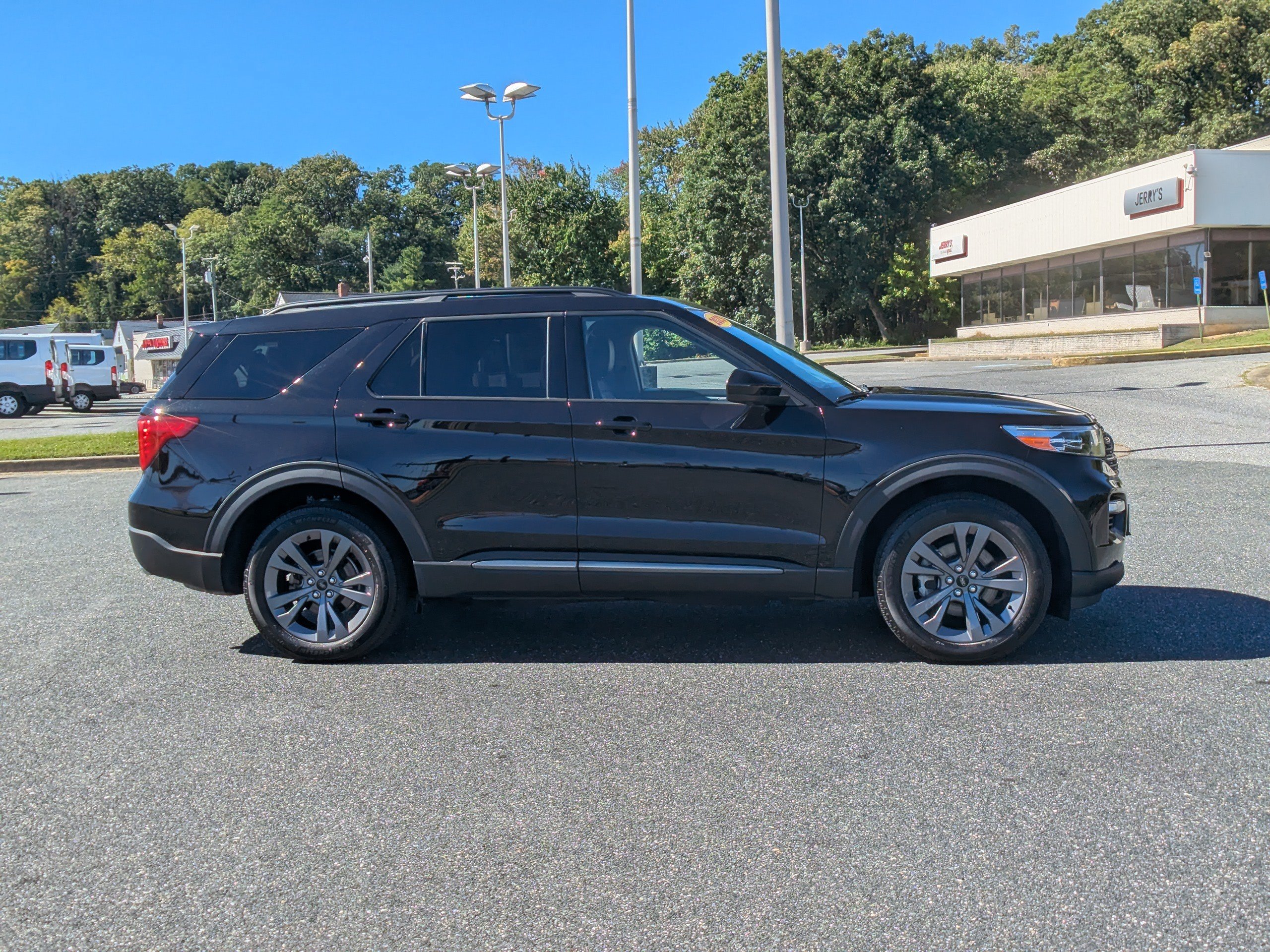 Used 2023 Ford Explorer XLT w/ Equipment Group 202A AWD/4WD image 10