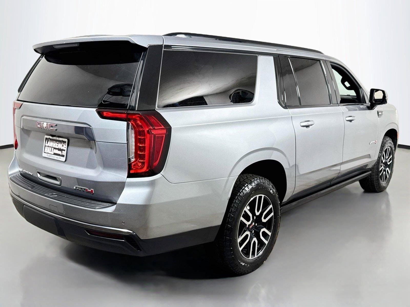 Used 2024 GMC Yukon XL AT4 w/ Technology Package AWD/4WD image 4