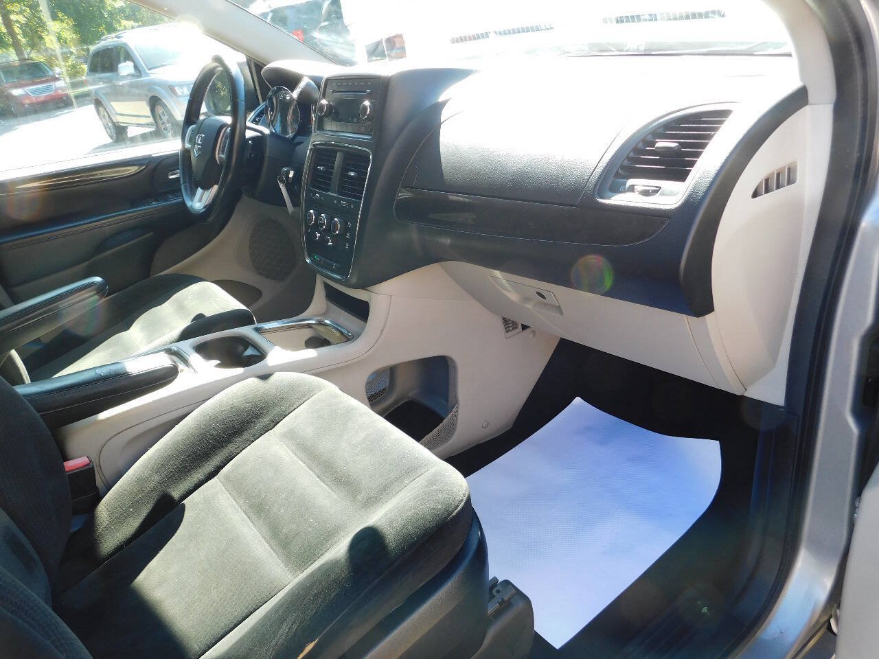 Used 2016 Dodge Grand Caravan SXT w/ Rear Park Assist Package FWD image 15