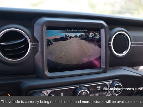 Used 2022 Jeep Wrangler Unlimited Sahara w/ Cold Weather Group image 17