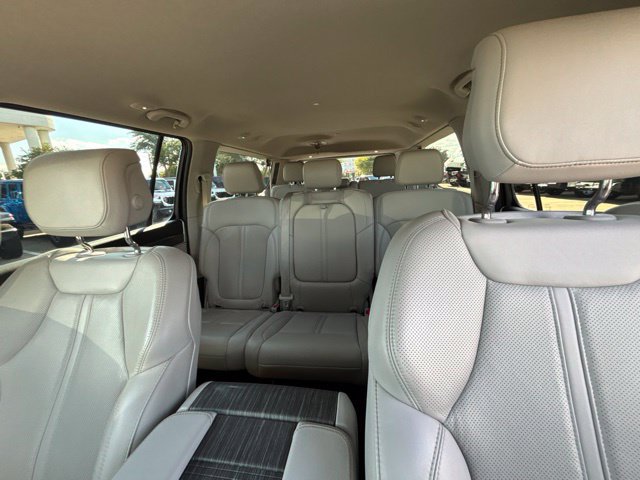 Used 2024 Jeep Wagoneer L Series II w/ Flexible Seating Group RWD image 15