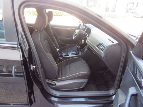 Used 2023 Volkswagen Jetta Sport image 17