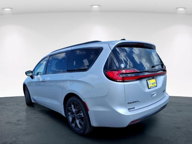 Used 2026 Chrysler Pacifica Limited w/ S Appearance Package FWD image 10