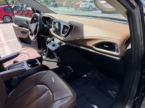 Used 2019 Chrysler Pacifica Limited w/ Tire & Wheel Group FWD image 29
