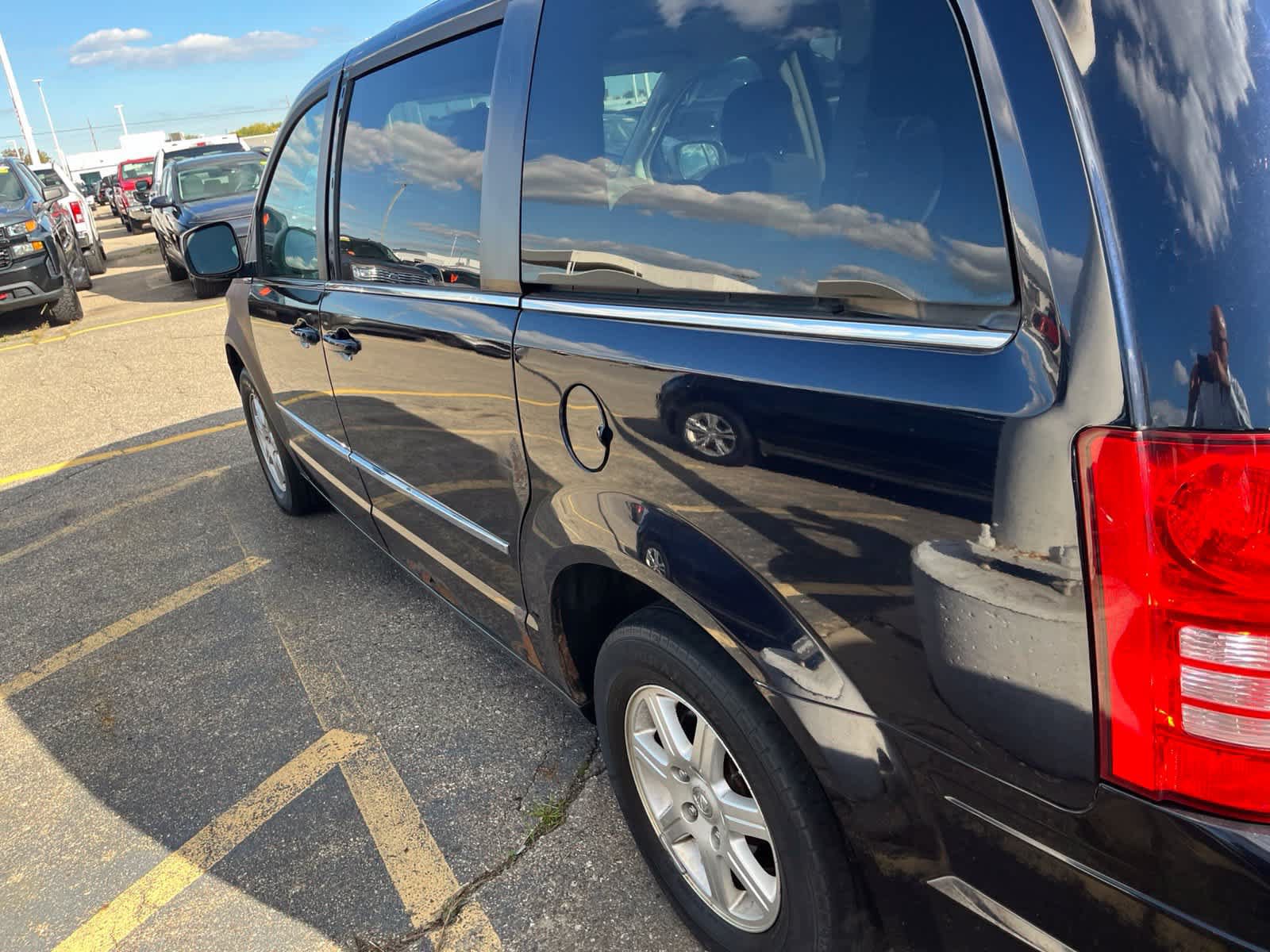 Used 2010 Chrysler Town & Country Touring w/ Entertainment Group #2 FWD image 12