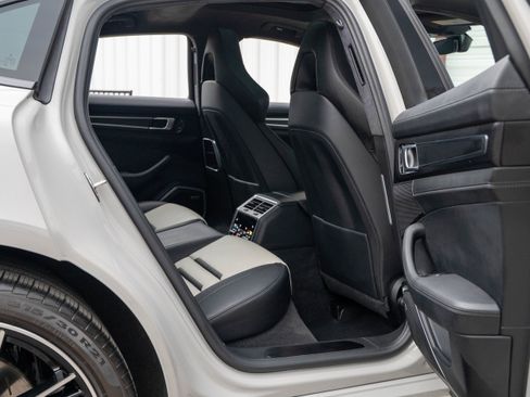 Used 2022 Porsche Panamera GTS w/ Premium Package image 38