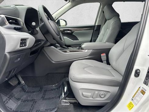 Used 2025 Toyota Highlander Limited image 11