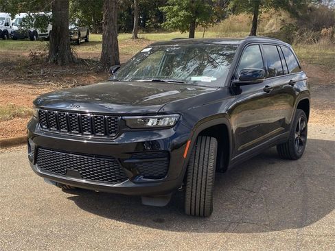 New 2025 Jeep Grand Cherokee Altitude image 3