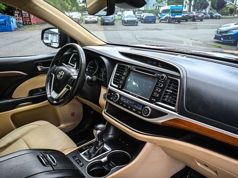 Used 2018 Toyota Highlander Limited AWD/4WD image 19