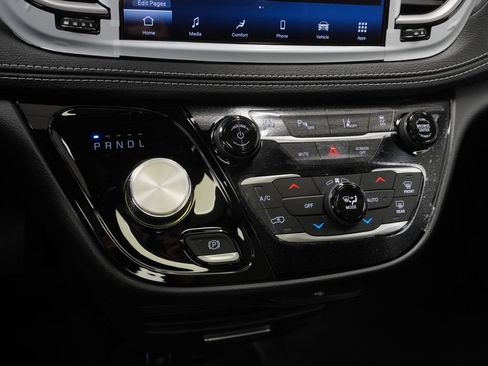 New 2027 Chrysler Pacifica Select AWD/4WD image 25