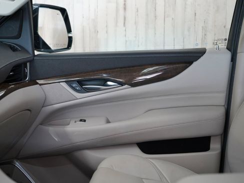 Used 2019 Cadillac Escalade ESV Premium Luxury w/ LPO, Radiant Package AWD/4WD image 31