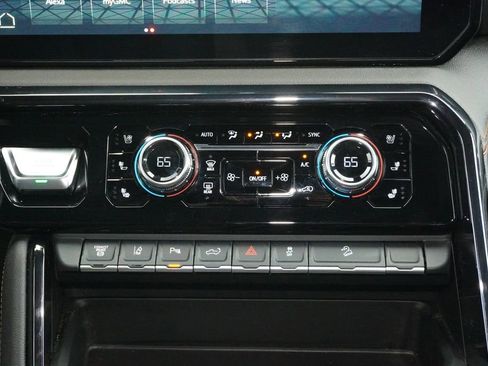 Used 2025 GMC Sierra 2500 AT4 w/ AT4 Premium Plus Package AWD/4WD image 18