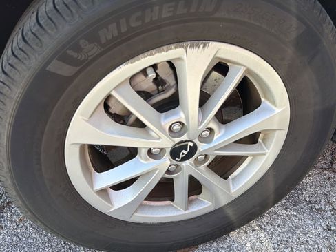 Used 2022 Kia Carnival LX FWD image 9