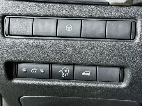 Used 2025 Nissan Rogue SV AWD/4WD image 17