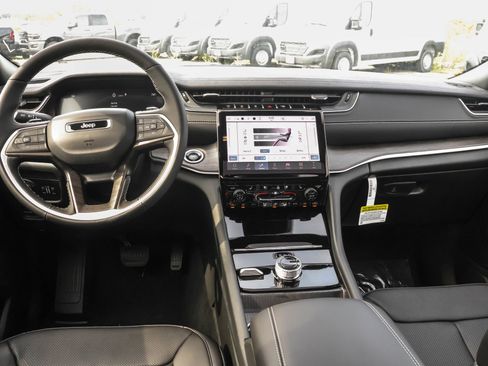 New 2025 Jeep Grand Cherokee Limited w/ Luxury Tech Group II image 15