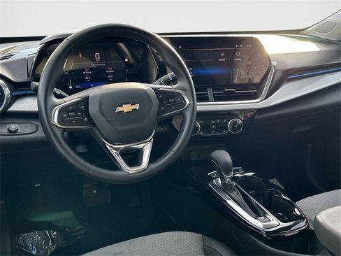 Used 2024 Chevrolet Trax LT w/ LT Convenience Package image 2